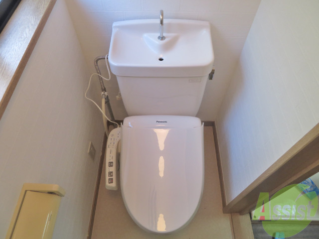 トイレ　トイレはこちらウォシュレット付きでうれしいですね