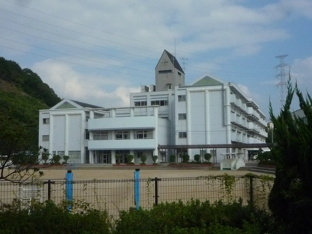 小学校　宝塚市立すみれガ丘小学校（小学校）まで438m