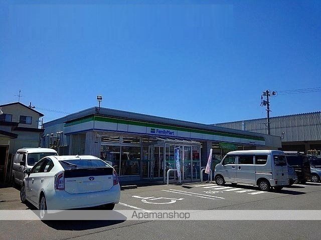 コンビニ　ファミリーマート（コンビニ）まで450m