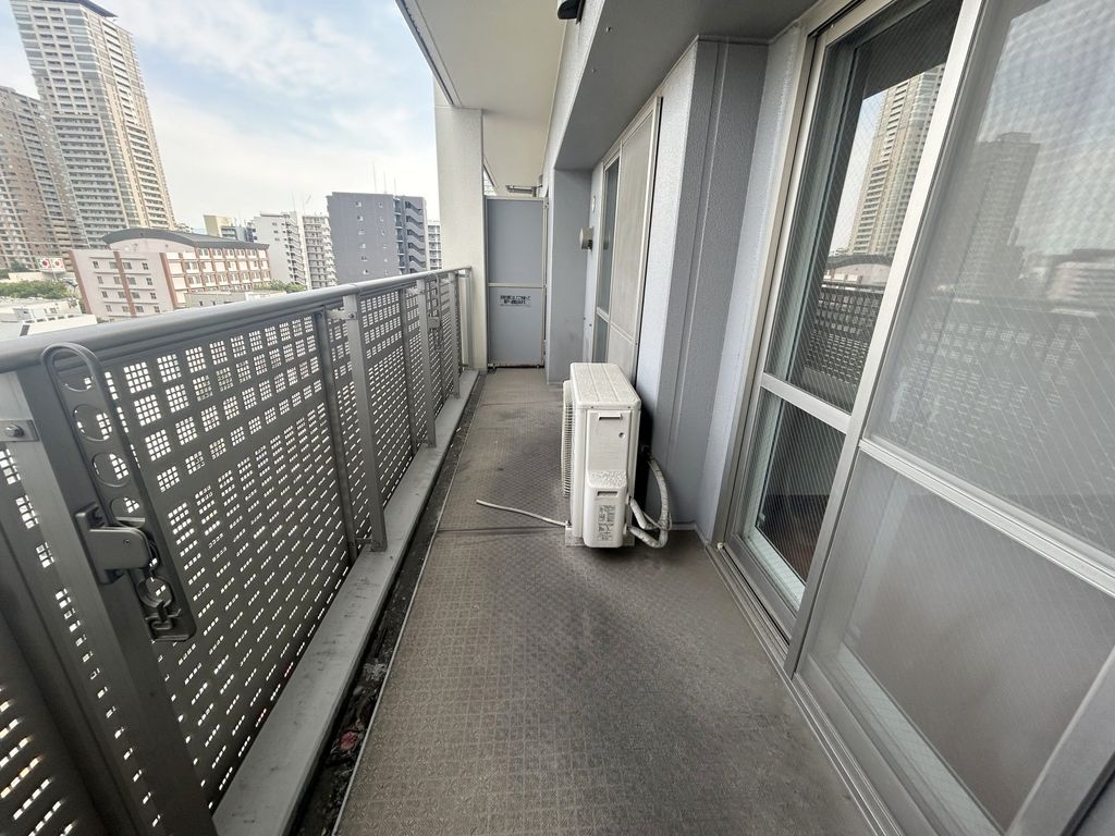 バルコニー　清掃前になります。