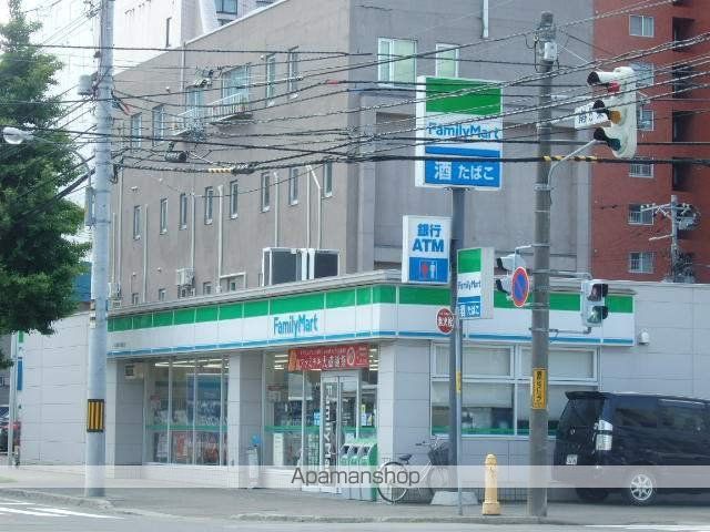 コンビニ　ファミリーマート（コンビニ）まで588m