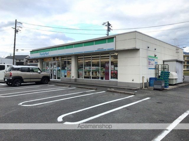 コンビニ　ファミリーマート（コンビニ）まで740m