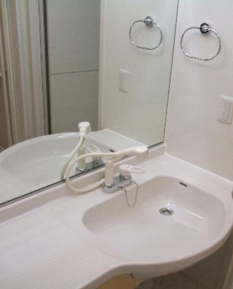 洗面設備　鏡の大きいカウンタータイプの洗髪洗面化粧台