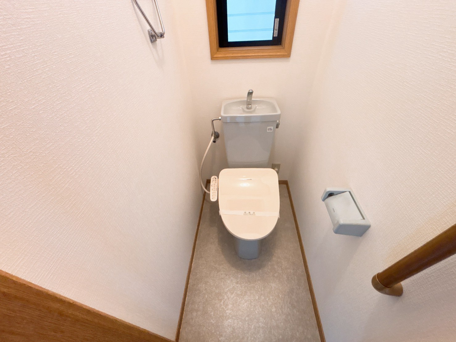 桜谷町戸建のトイレ写真