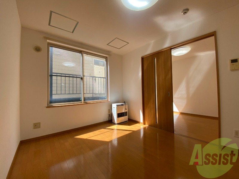 居室・リビング　木目のフローリングは落ち着きのある印象のお部屋になりますね。