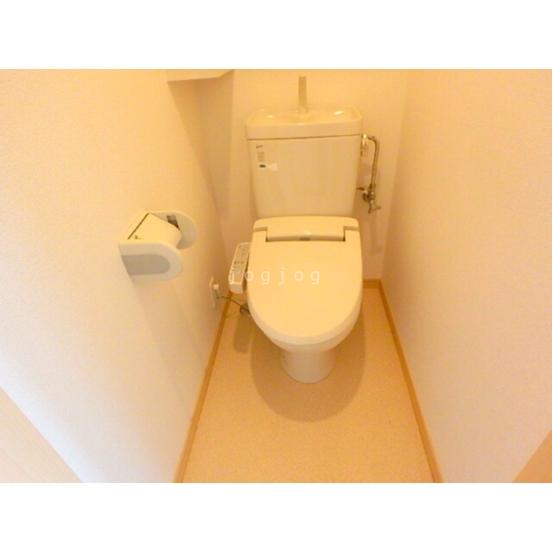 トイレ　嬉しい温水洗浄便座付きのトイレです。