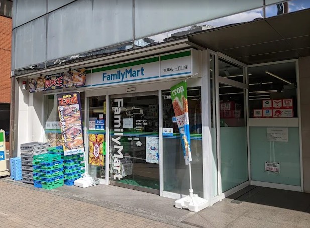 コンビニ　ファミリーマート東麻布一丁目店（コンビニ）まで135m
