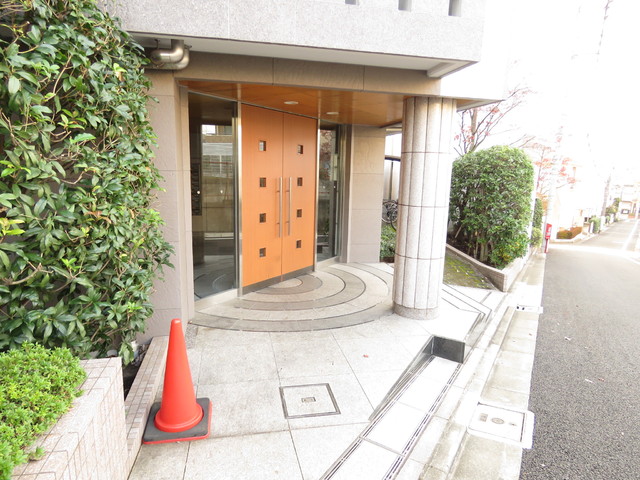 エントランス　★オートロックで防犯面も安心★