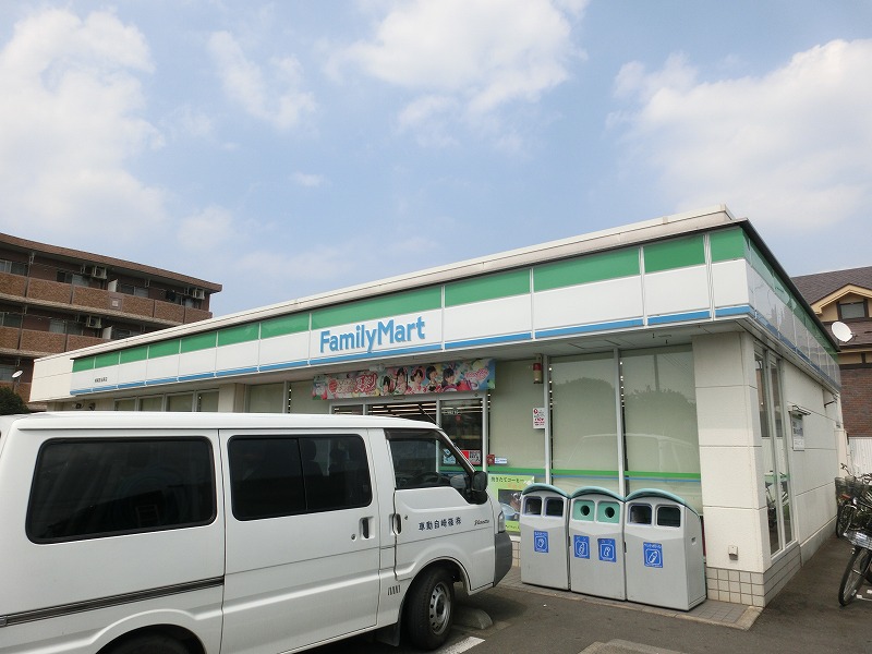 コンビニ　ファミリーマート（コンビニ）まで649m