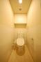 トイレ　落ち着いた色調のトイレです