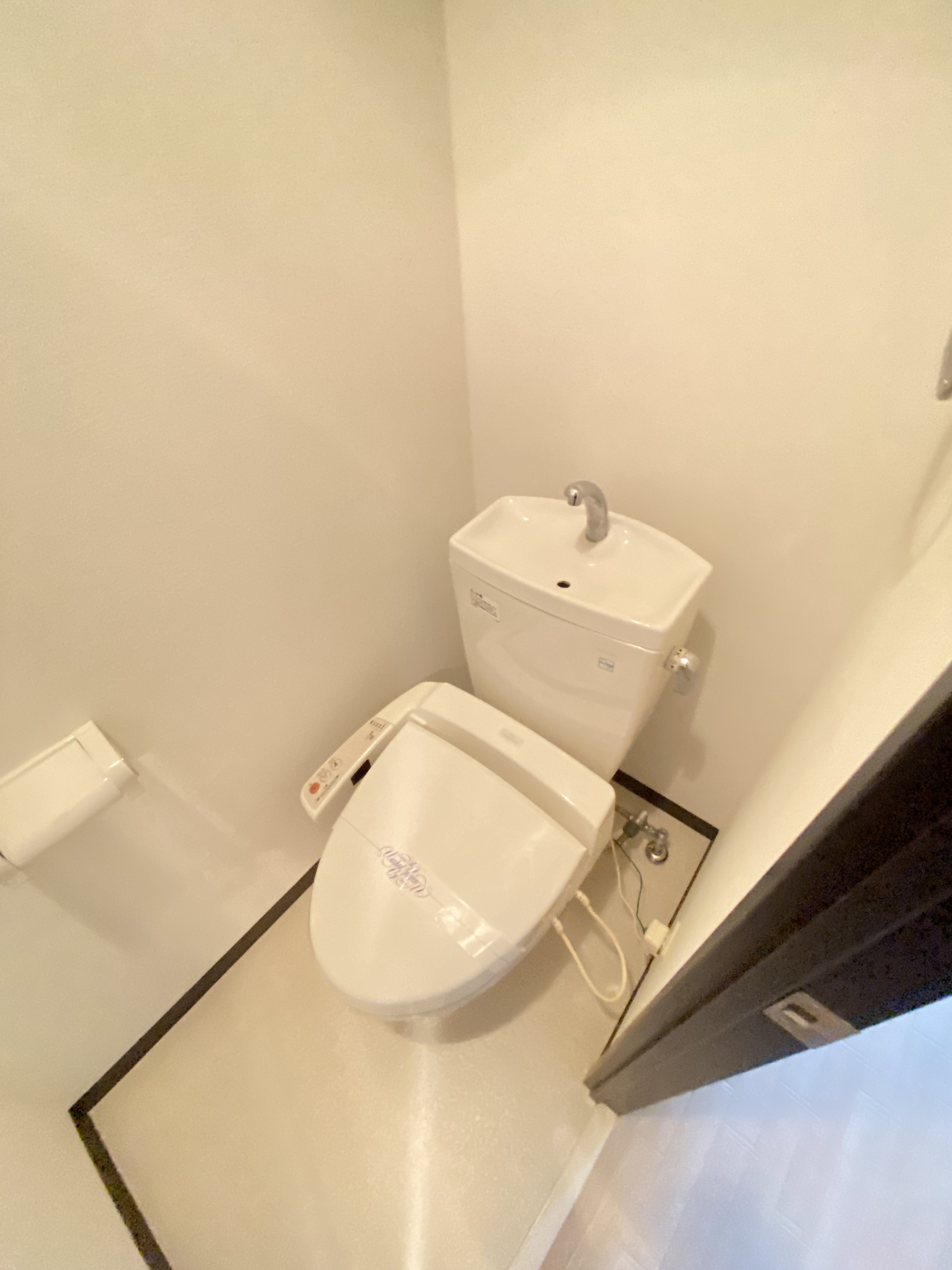 地下鉄御堂筋線 西中島南方駅 徒歩9分 6階建 築21年のトイレ写真
