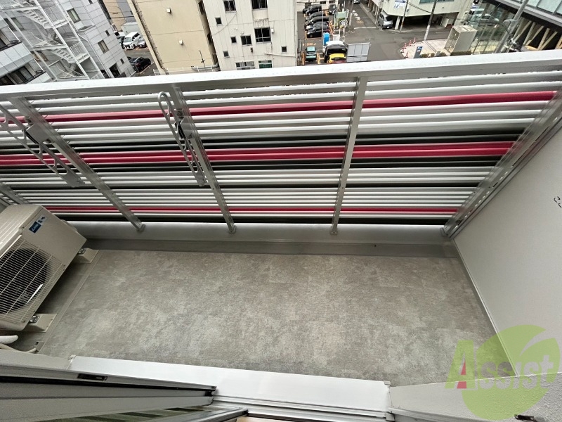 バルコニー　バルコニーは洗濯物を干すには充分な広さです。