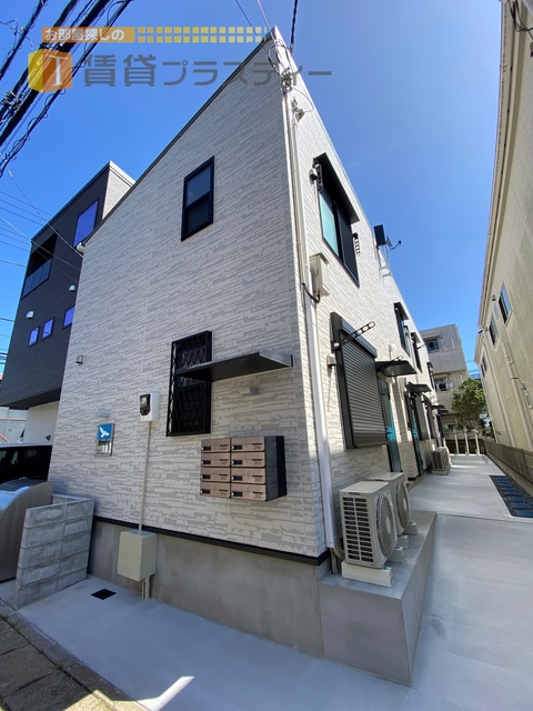 建物外観　コンビニ、スーパー徒歩１分。住環境良。