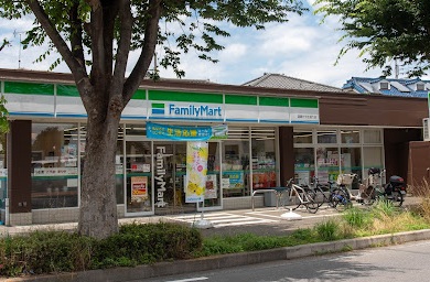 コンビニ　ファミリーマート（コンビニ）まで535m