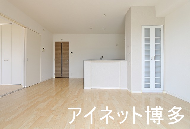 ＪＲ鹿児島本線 香椎駅 徒歩10分 4階建 築13年の居間写真