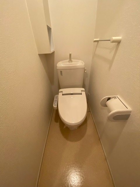 トイレ　温水洗浄便座付きのトイレです♪