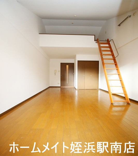 居室・リビング　★広々した洋室にロフトもあって広さ十分です♪★