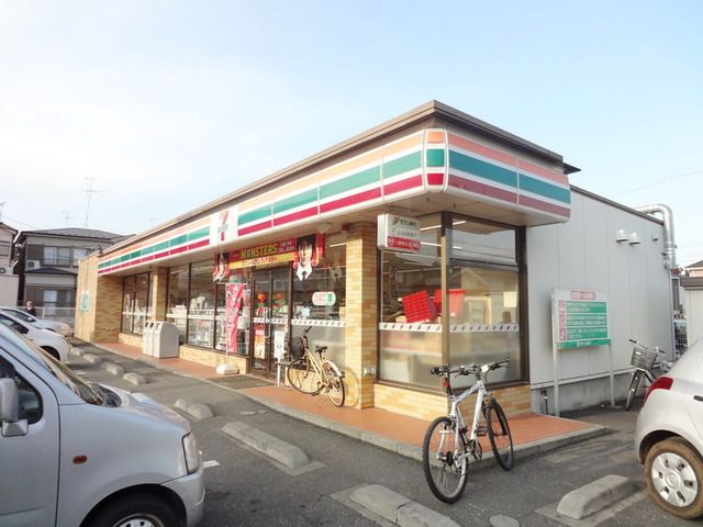 コンビニ　セブンイレブン（コンビニ）まで957m
