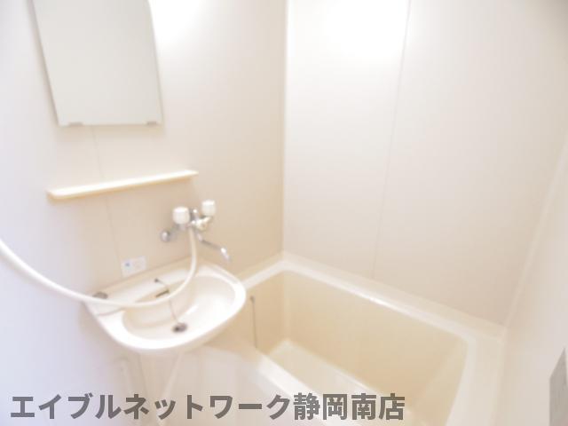 バス・シャワールーム　ゆったり過ごせるお風呂です