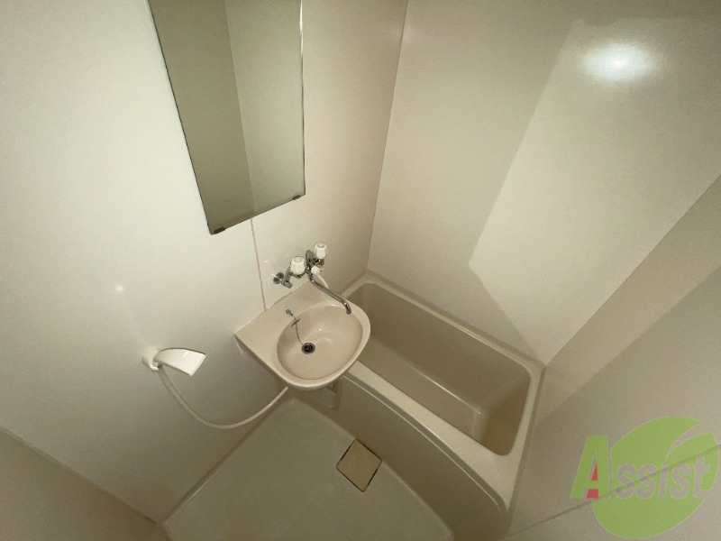 バス・シャワールーム　バスルームは狭すぎず、シャワーも浴びやすそうです。