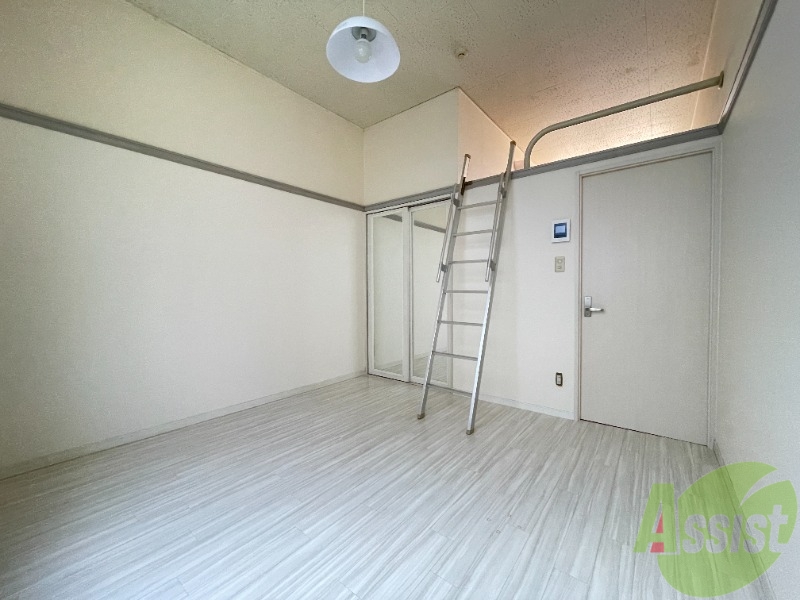 居室・リビング　６帖の洋室です。白いフローリングが明るい印象ですね。