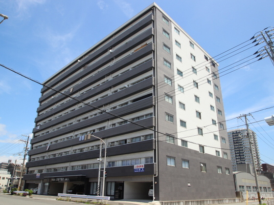 広島市南区出島のマンションの建物外観