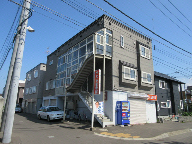 札幌市東区北二十三条東のアパートの建物外観