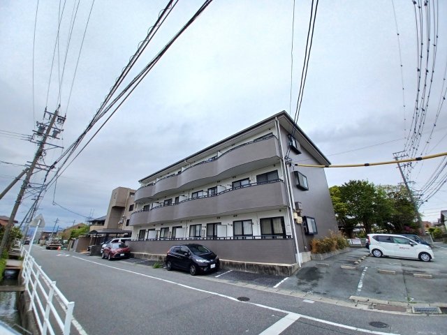 津市桜田町のマンションの建物外観