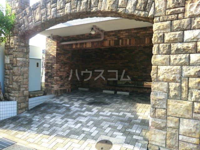 【名古屋市名東区藤森西町のマンションのエントランス】