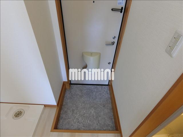 玄関　玄関ポスト付いております。