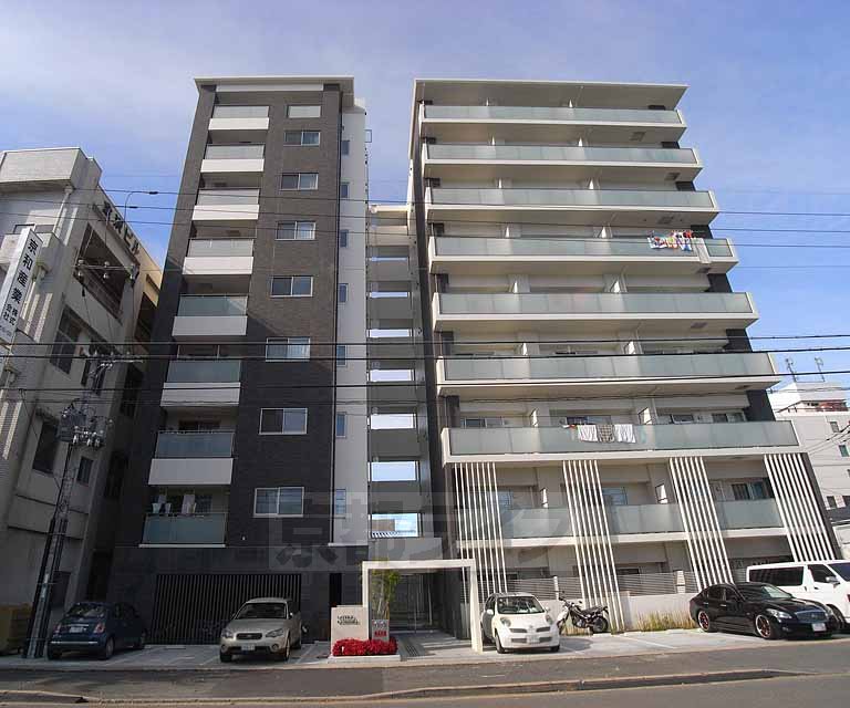 京都市南区上鳥羽角田町のマンションの建物外観