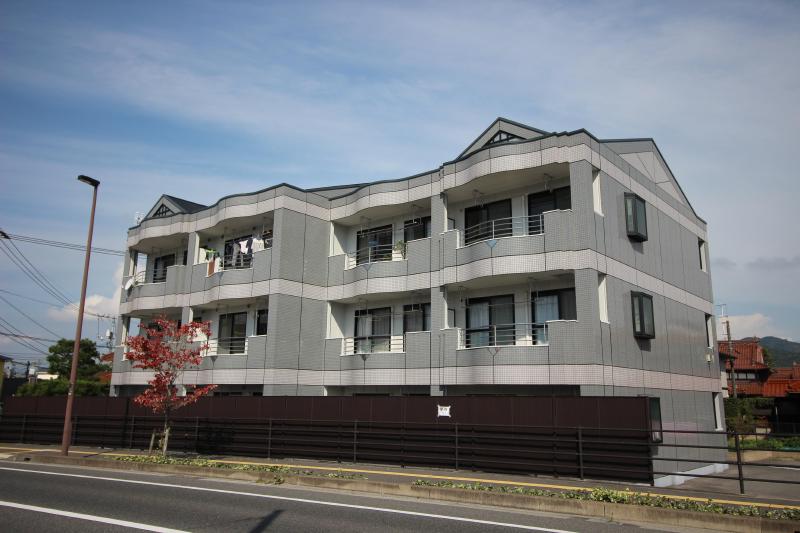 東広島市西条土与丸のマンションの建物外観