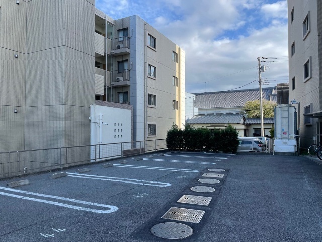 【サンセールウエストの駐車場】