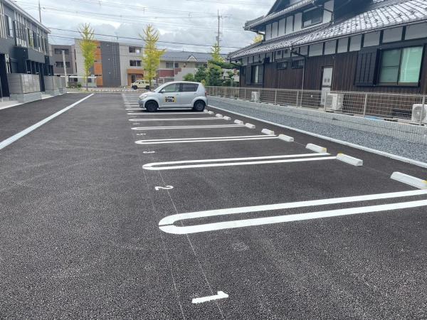 【米原市下多良のアパートの駐車場】