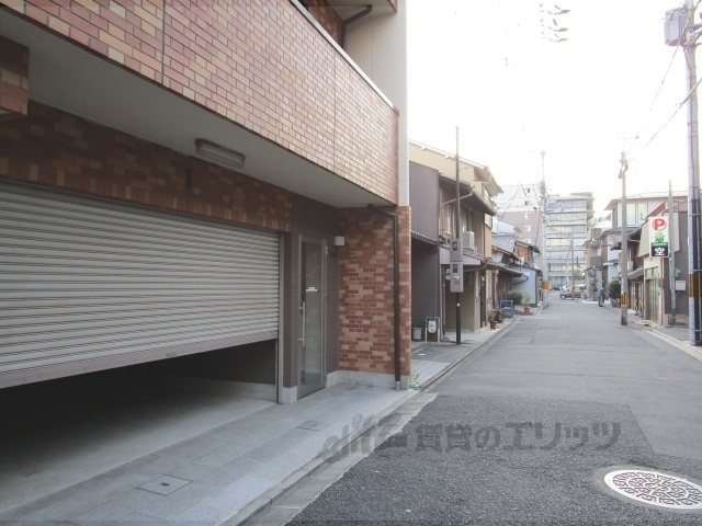 京都市中京区西ノ京勧学院町のマンションの建物外観