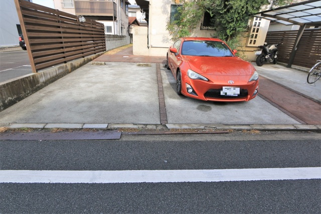 【松山市築山町のアパートの駐車場】