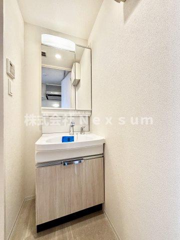 洗面設備　ゆったりとスペースのある洗面所