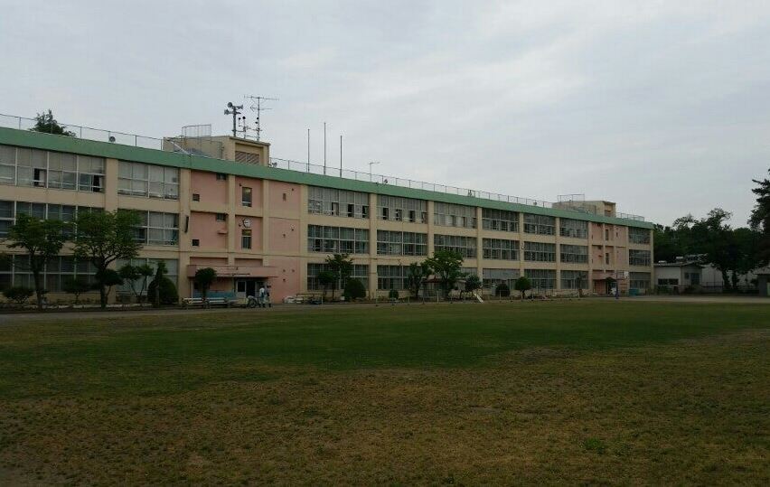 【昭島市美堀町のマンションの小学校】