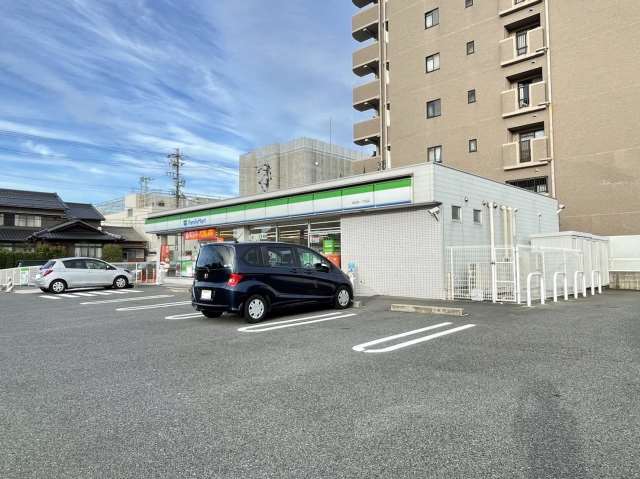 コンビニ　ファミリーマート（コンビニ）まで483m