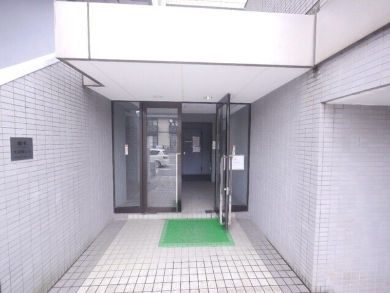 【相模原市緑区西橋本のマンションのエントランス】