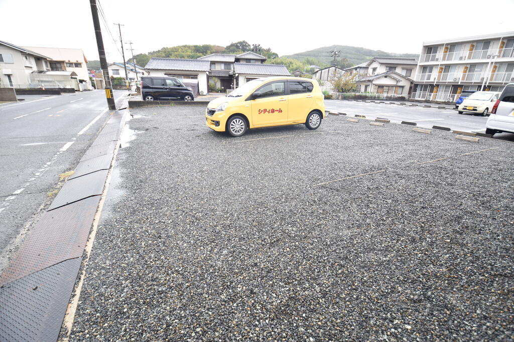 【民ちゃん家の駐車場】