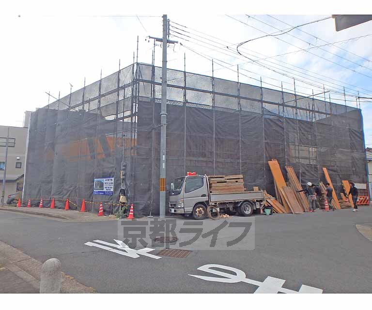 【京都市左京区下鴨東半木町のマンションの建物外観】