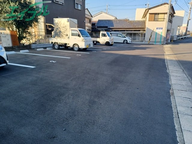 【岩渕松鶴の駐車場】