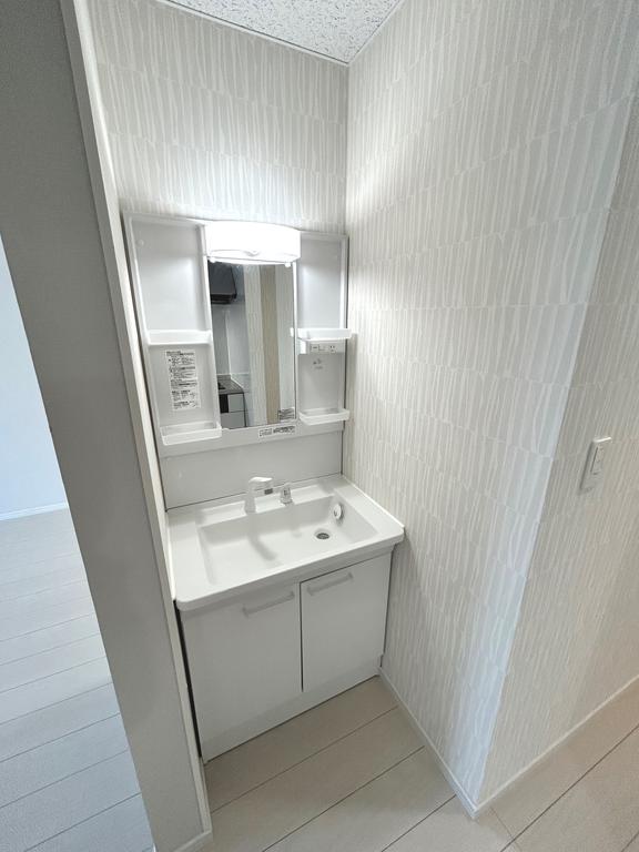 洗面設備　シャワー付洗面化粧台