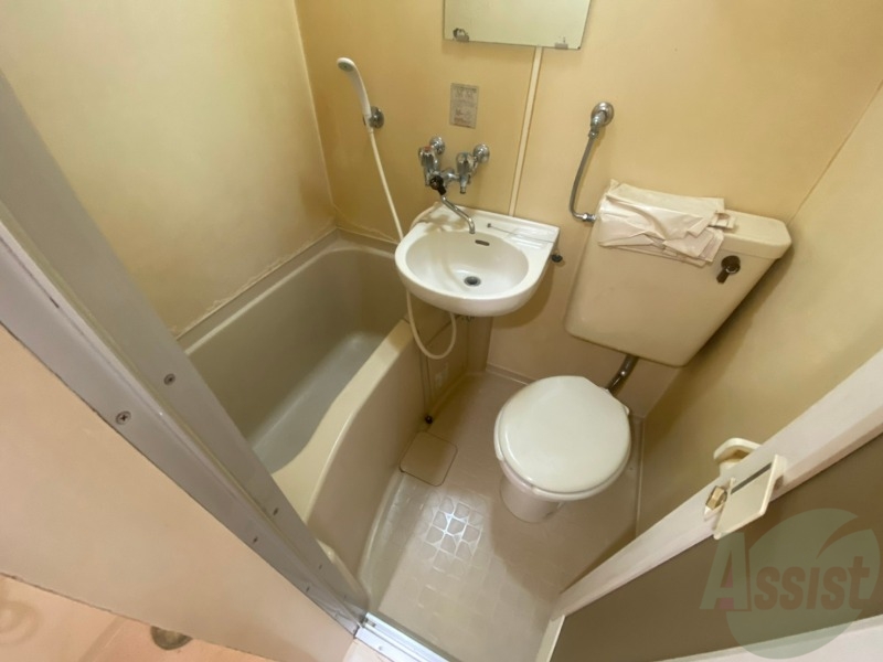 バス・シャワールーム　こちらはお風呂。一日の疲れをここで癒してください。