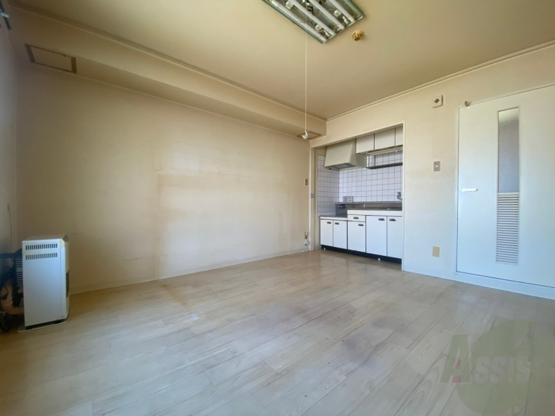 居室・リビング　白さが清潔感を出してくれます。お部屋も明るいですね。