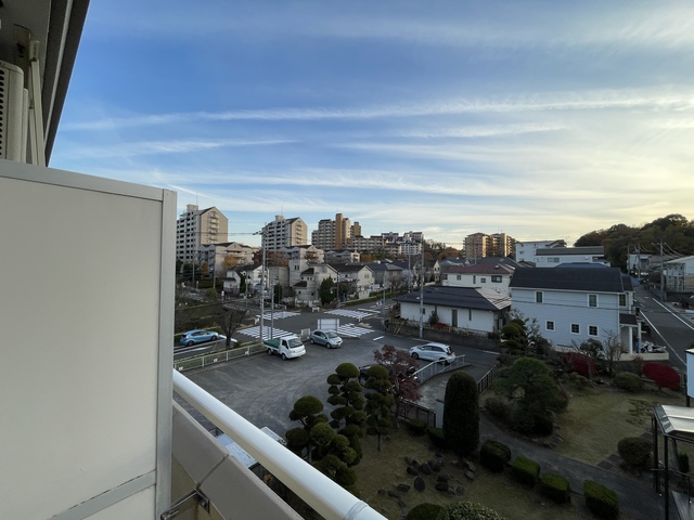 バルコニー　バルコニーがあるので洗濯物を太陽の下で干すことができます♪