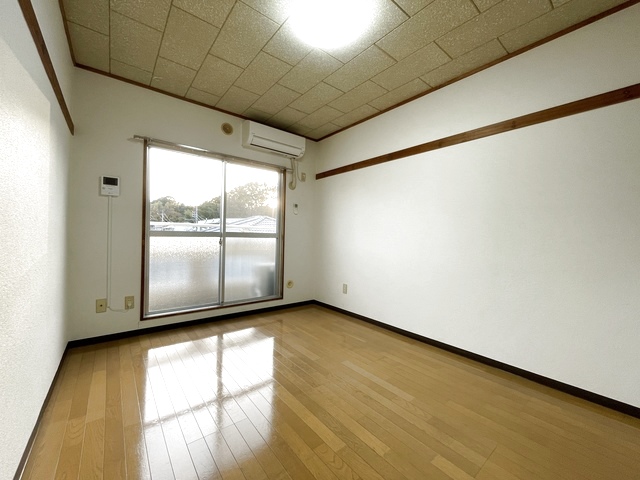 居室・リビング　南西向きで午後も日当たり良好です