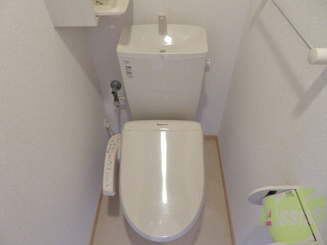 トイレ　ウォシュレット付きのトイレです。安心してご利用ください。