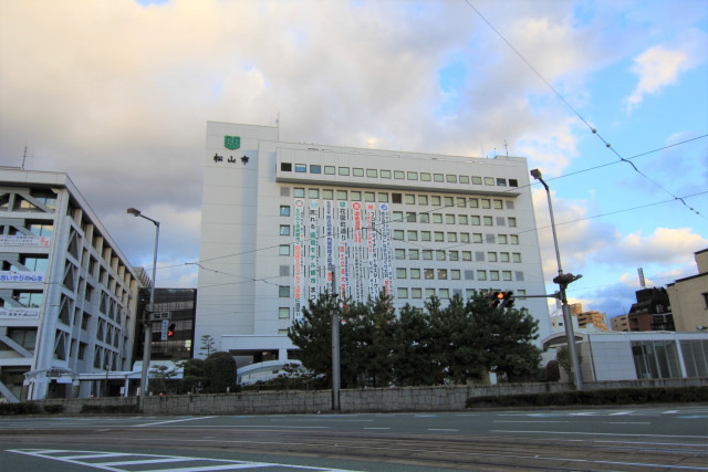 役所　松山市役所（役所）まで2500m